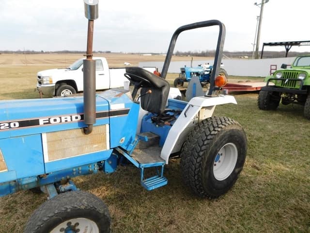 Image of Ford 1720 equipment image 4