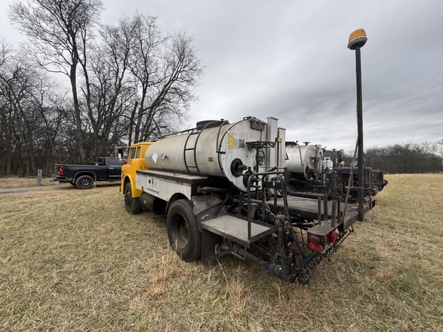 Image of Ford C8000 equipment image 1