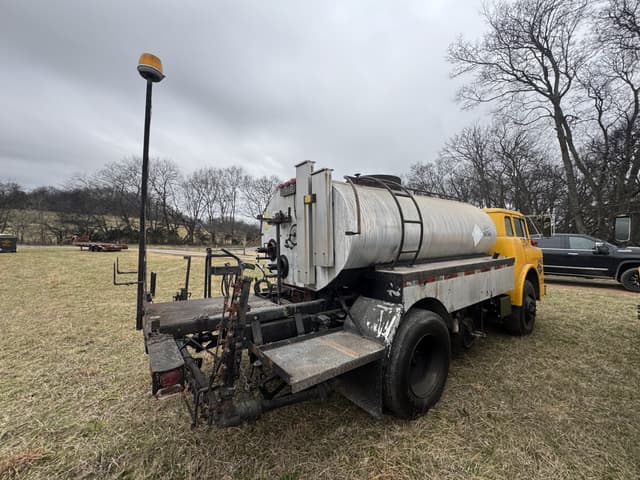 Image of Ford C8000 equipment image 2