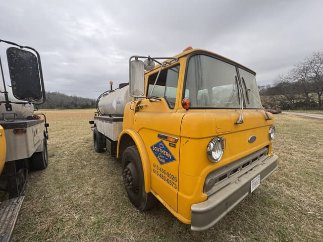 Image of Ford C8000 equipment image 3