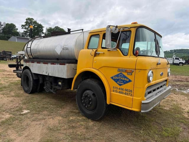 Image of Ford C8000 equipment image 1