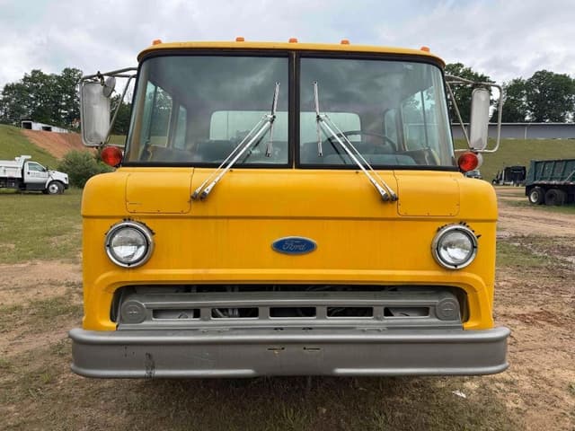 Image of Ford C8000 equipment image 4