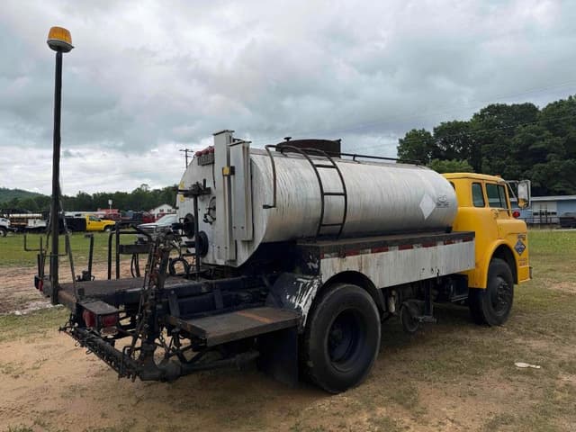 Image of Ford C8000 equipment image 2