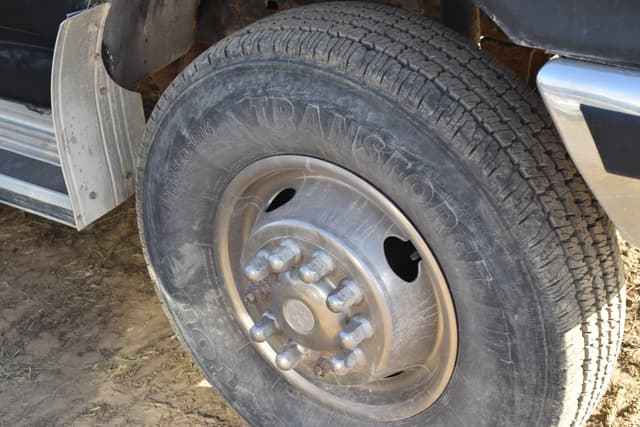 Image of Ford F-450 equipment image 4