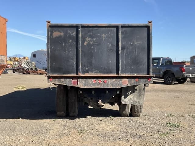 Image of Ford F-700 equipment image 4