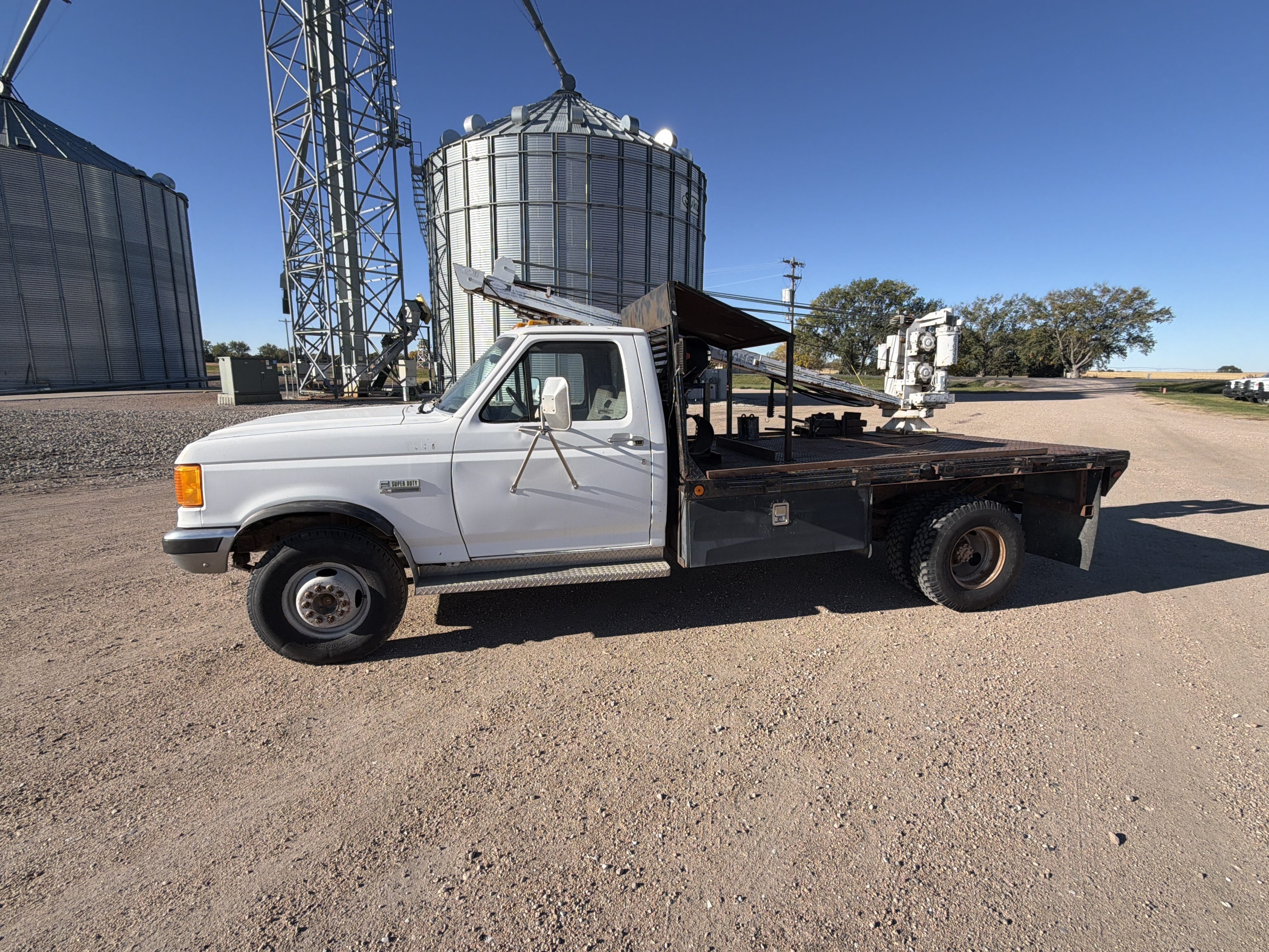 1989 Ford F-Super Duty Equipment Image0