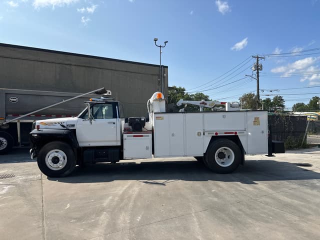 Image of Ford F-700 equipment image 1