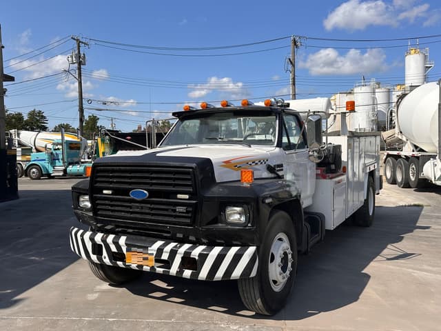 Image of Ford F-700 equipment image 2