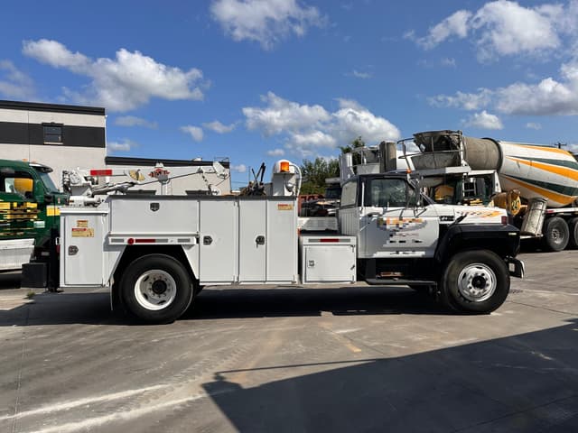 Image of Ford F-700 equipment image 3