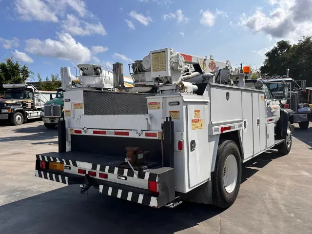 Image of Ford F700 equipment image 4