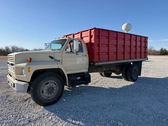 Image of Ford F-700 equipment image 3