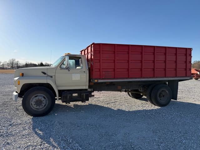 Image of Ford F-700 equipment image 4