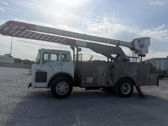 Image of Ford F-8000 equipment image 2