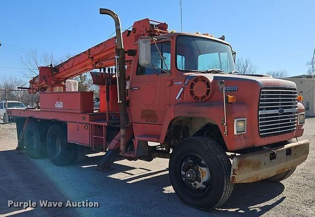 Image of Ford L8000 equipment image 2