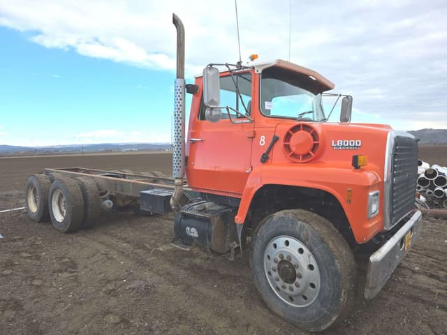 Image of Ford L8000 equipment image 1