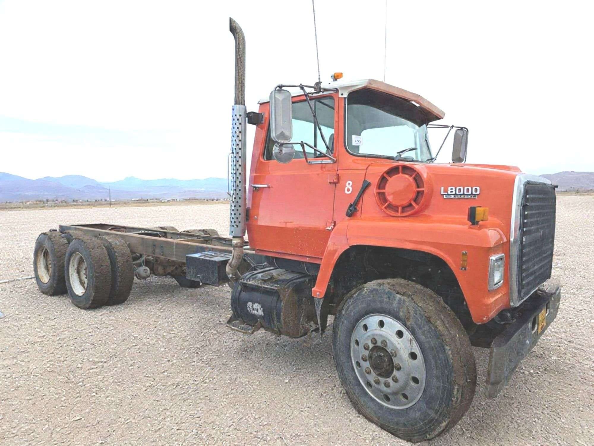 1989 Ford L8000 Equipment Image0