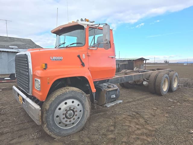 Image of Ford L8000 equipment image 3