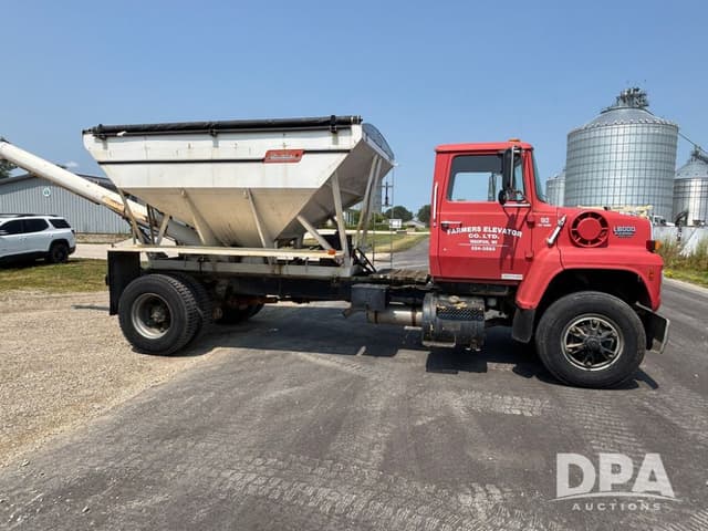 Image of Ford L8000 equipment image 2