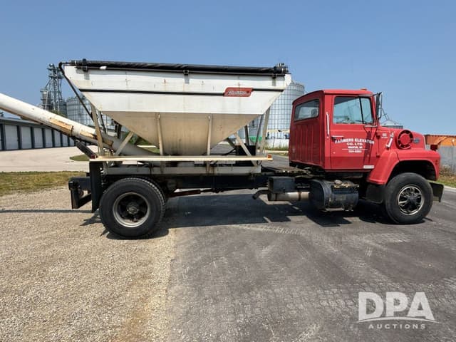 Image of Ford L8000 equipment image 3