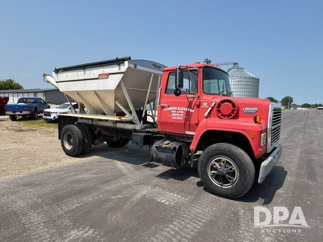Image of Ford L8000 equipment image 1