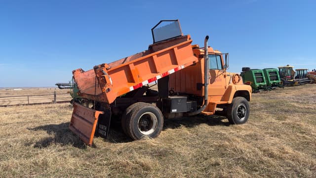 Image of Ford L8000 equipment image 4