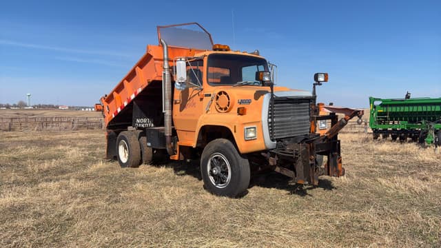 Image of Ford L8000 equipment image 2