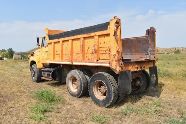 Image of Ford L8000 equipment image 3