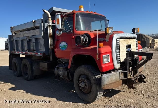 Image of Ford L8000 equipment image 2