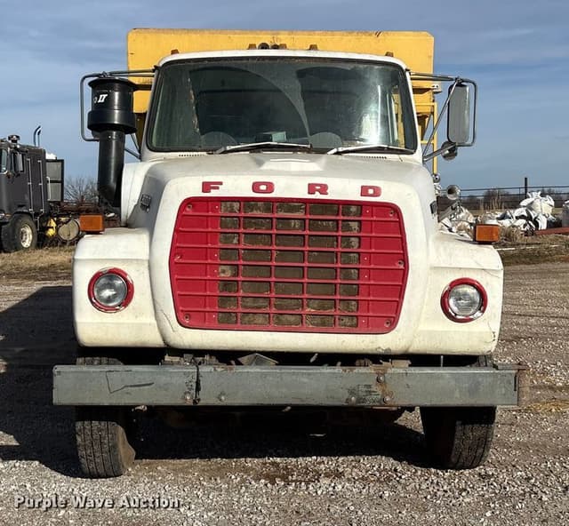 Image of Ford L8000 equipment image 1