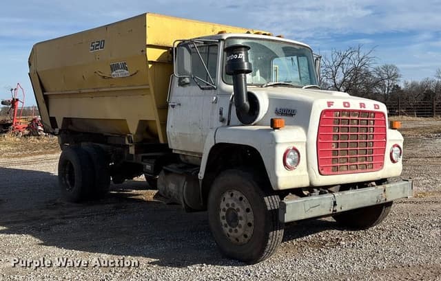 Image of Ford L8000 equipment image 2