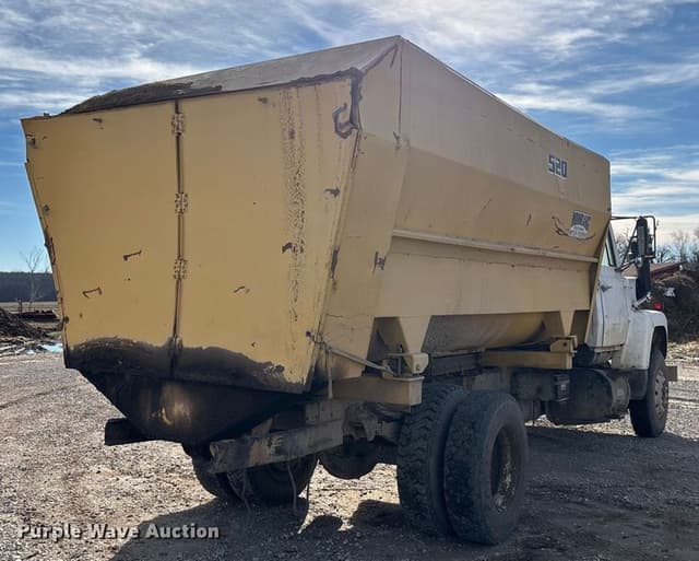 Image of Ford L8000 equipment image 4