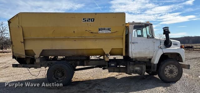 Image of Ford L8000 equipment image 3