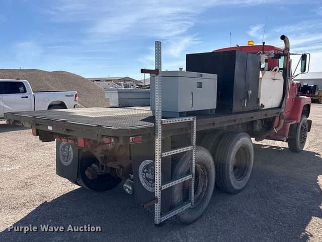 Image of Ford L8000 equipment image 4