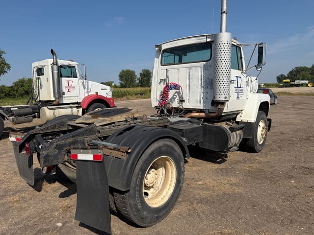 Image of Ford L8000 equipment image 4