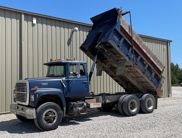 Image of Ford L8000 equipment image 2