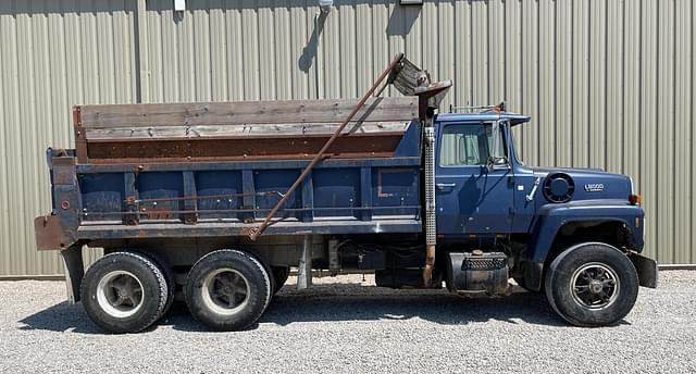 Image of Ford L8000 equipment image 3