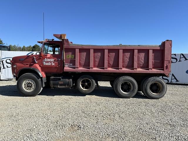 Image of Ford L8000 equipment image 1