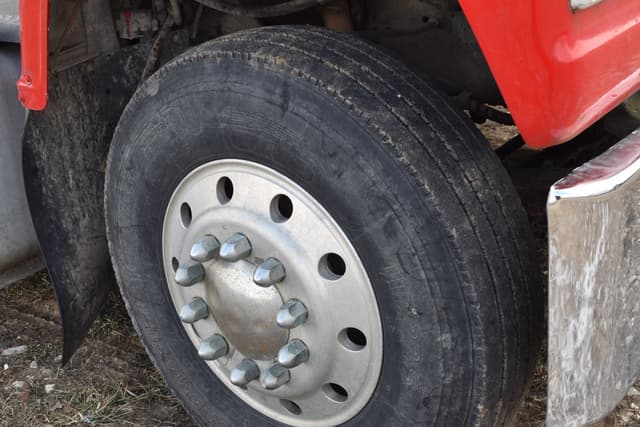 Image of Ford L9000 equipment image 3