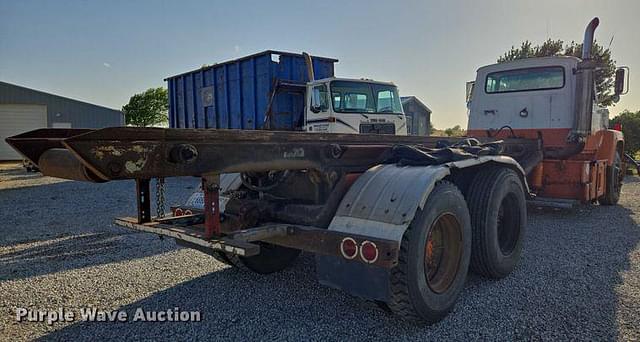 Image of Ford L9000 equipment image 4