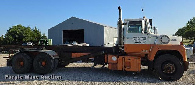 Image of Ford L9000 equipment image 3