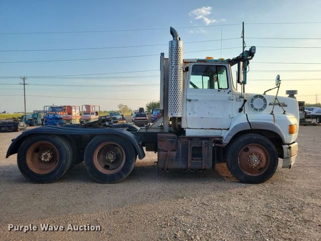 Image of Ford L9000 equipment image 3