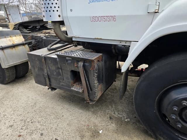 Image of Ford L9000 equipment image 4