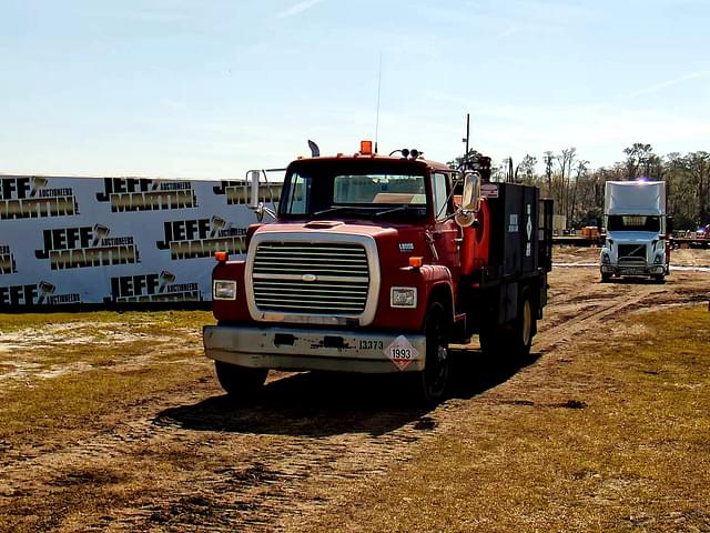 Image of Ford F-8000 equipment image 1