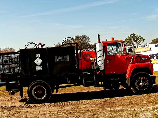 Image of Ford F-8000 equipment image 3