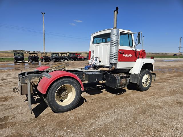 Image of Ford F-8000 equipment image 2
