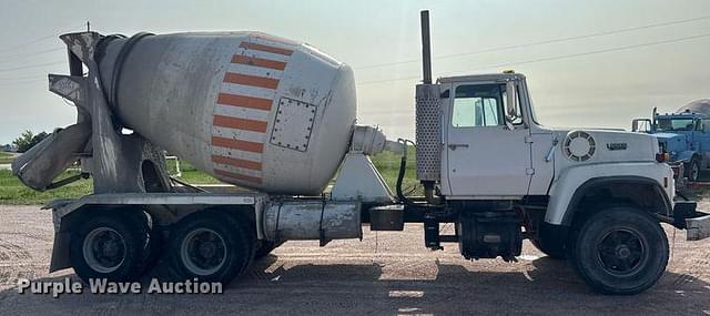Image of Ford LT8000 equipment image 3