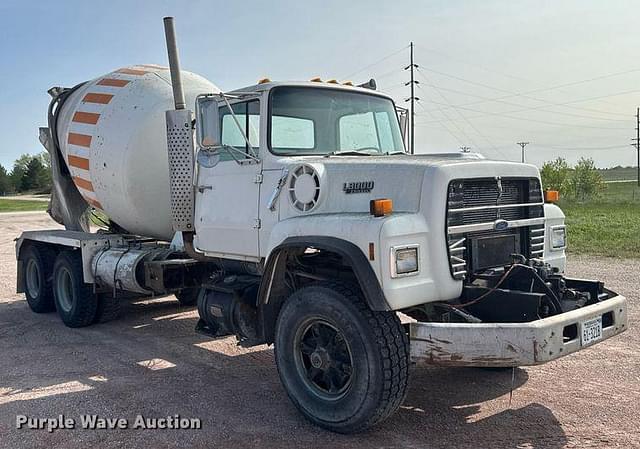 Image of Ford LT8000 equipment image 2