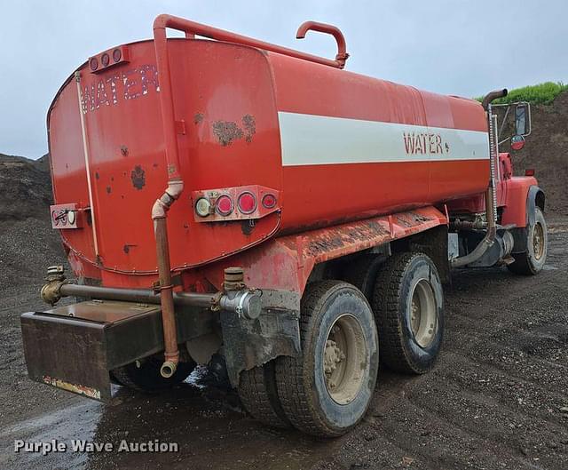 Image of Ford LT8000 equipment image 4