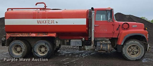 Image of Ford LT8000 equipment image 3