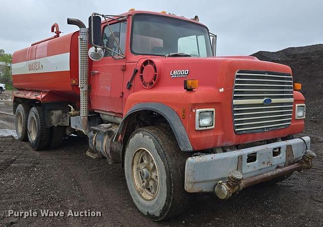 Image of Ford LT8000 equipment image 2